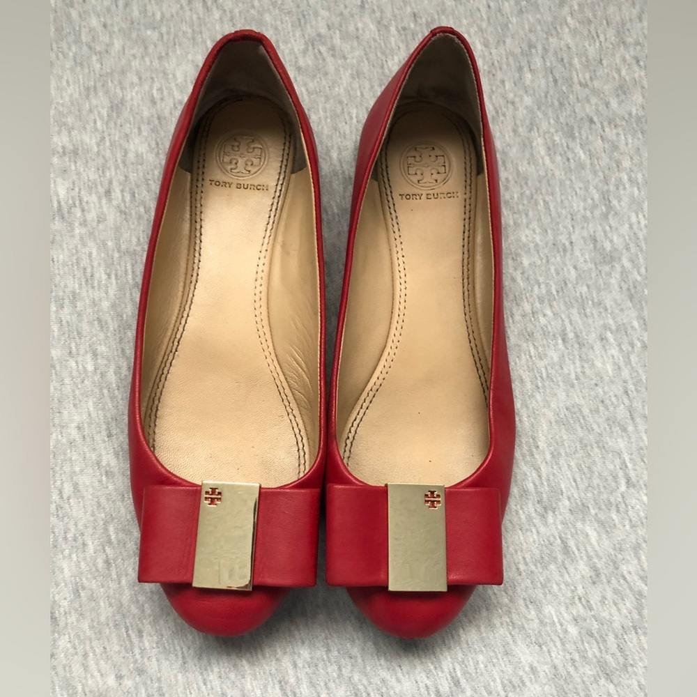 Tory Burch Chase Ballet Gold Logo Bow Flat Size: US 8M